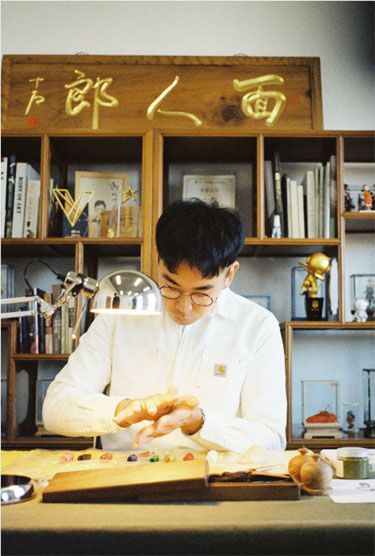 郎佳子彧在面人郎工作室进行艺术创作