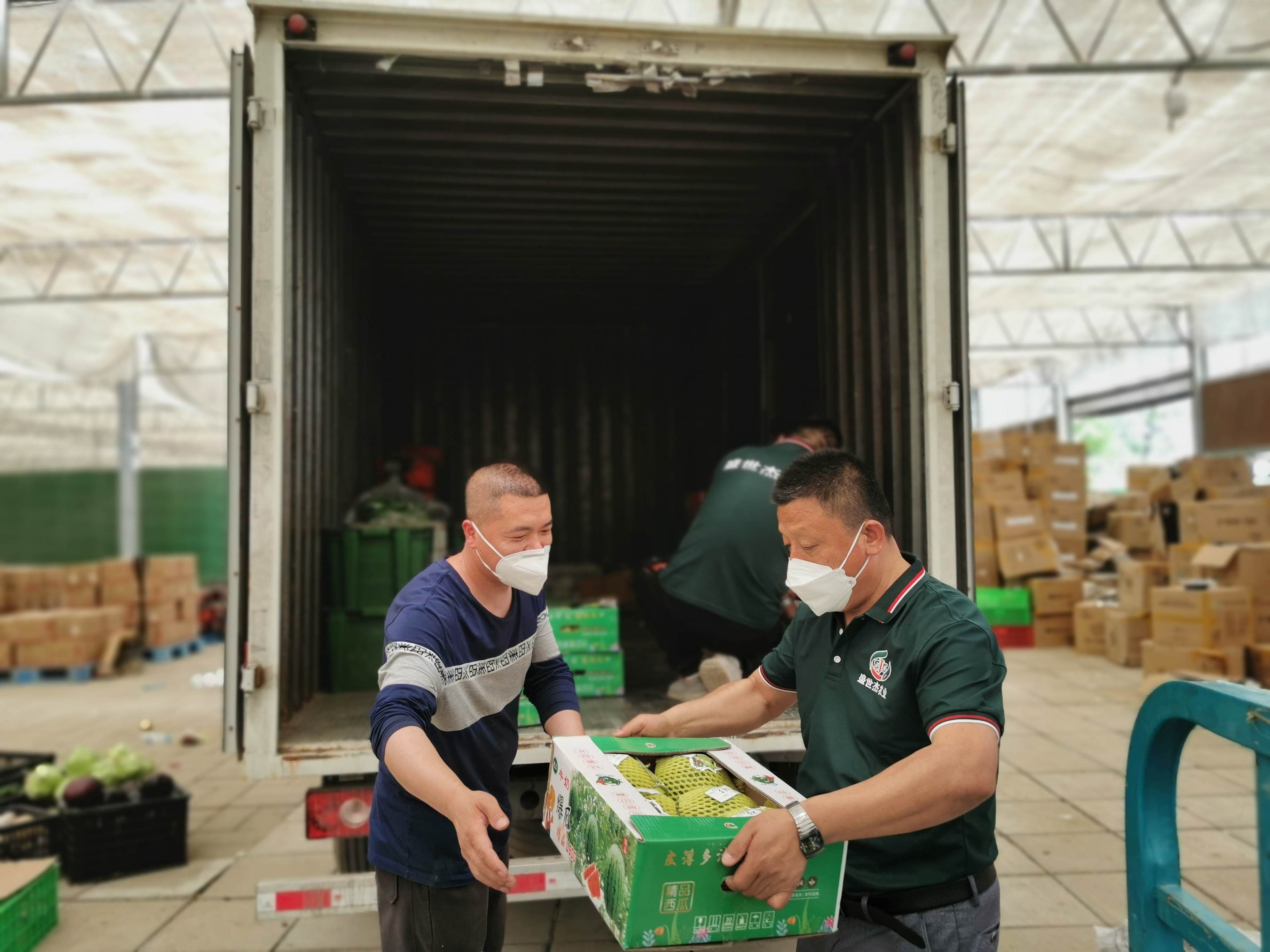 05张吉章现场查看保供蔬菜水果的出库、装车,确保质量、数量。_副本 05张吉章现场查看保供蔬菜水果的出库、装车,确保质量、数量。_副本