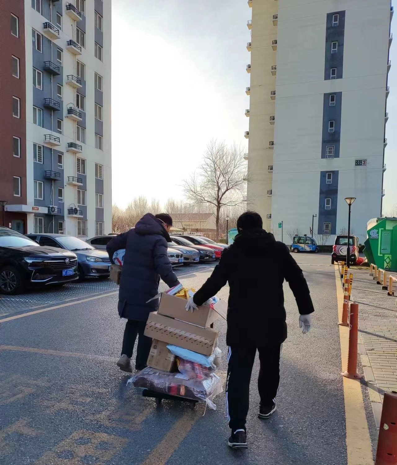 “社区志愿服务之星” ——大兴区采育镇满庭春社区居民崔行龙（左一）为<span error=